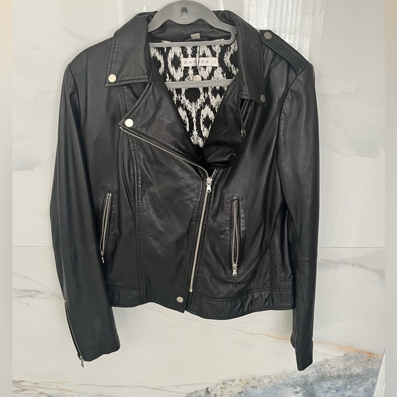Black genuine leather jacket, never worn

msg me if you have any questions :)) - Picture 3 of 7
